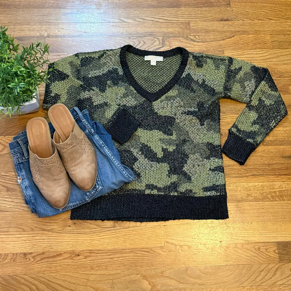 Michael Kors Women’s XS Green Gold Camo Camouflage Long Sleeve V-Neck Sweater